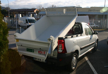 Dacia Pickup Tipper Rear Quarter.jpg