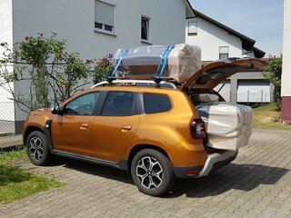 Duster Dachträger beladen mit Couch.jpg