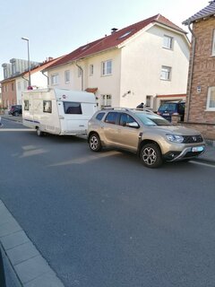 Duster mit Wohnwagen.jpg