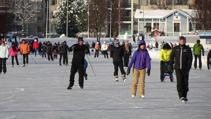 07  Kuopios Hafen-Eisbahn am Sa.JPG